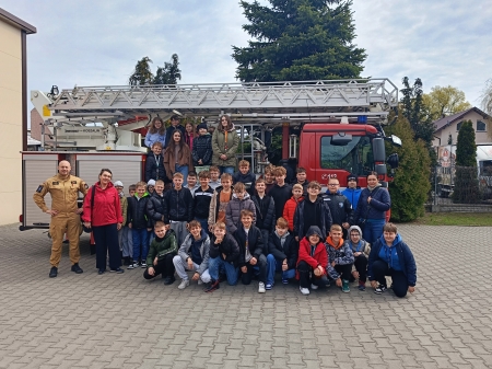 UCZNIOWIE KLAS V Z WIZYTĄ W KOMENDZIE POWIATOWEJ PAŃSTWOWEJ STRAŻY POŻARNEJ W PAJĘCZNIE