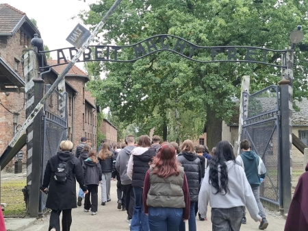 Poruszająca i edukacyjna wycieczka siódmoklasistów do Auschwitz-Birkenau